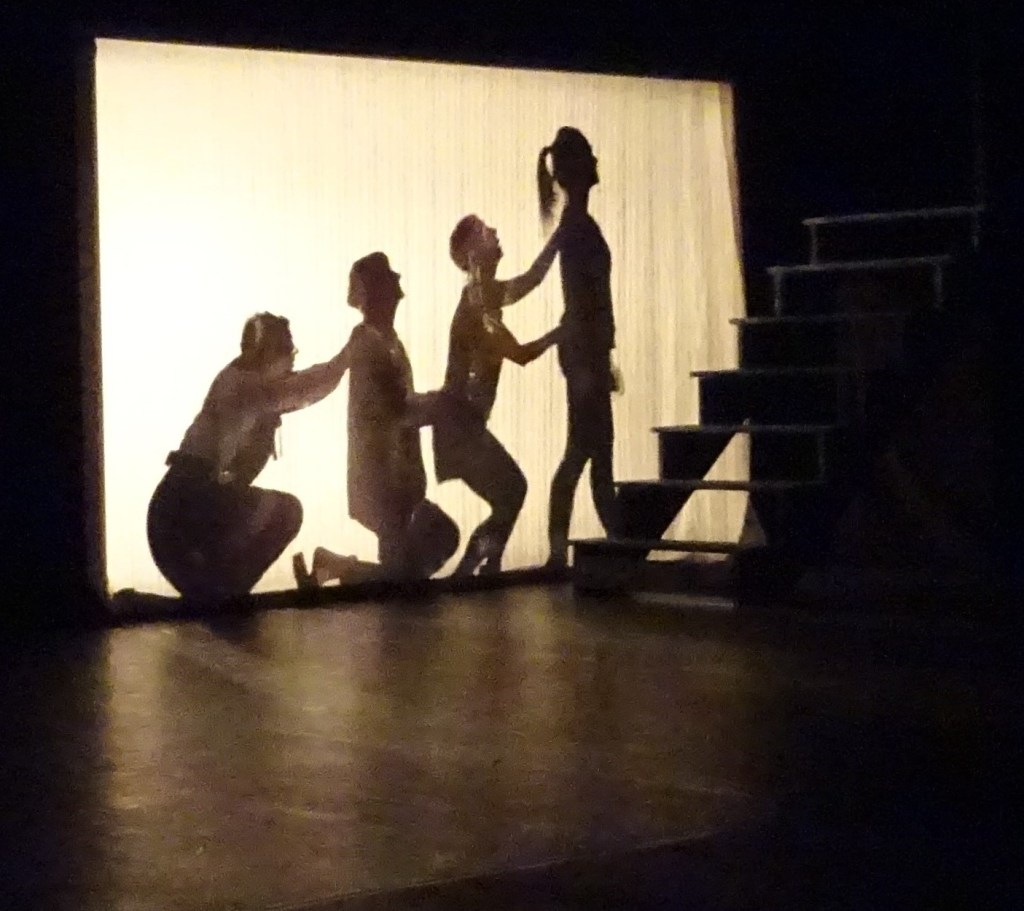 Huit femmes. Comédie policière de Robert Thomas. Décors Bernard Faure. Rouge banane 2016.