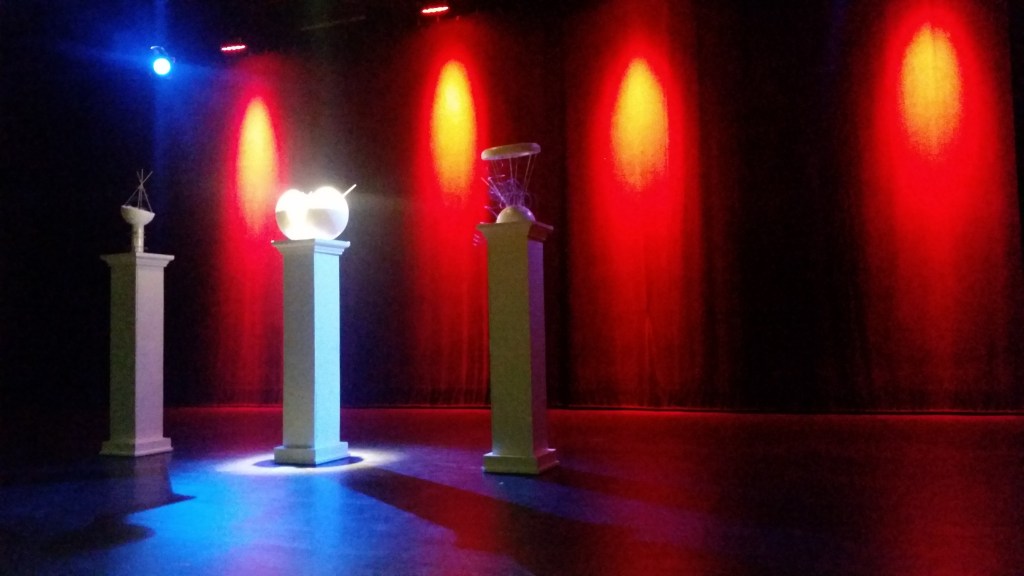 Bernard Faure-Décors-Colonnes démontables-Futur Conditionnel Cie Caf Thé Annecy 2018-C